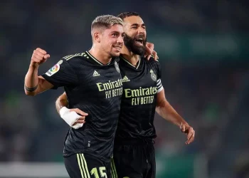 Fede Valverde merayakan golnya bersama dengan Benzema saat laga melawan Elche.