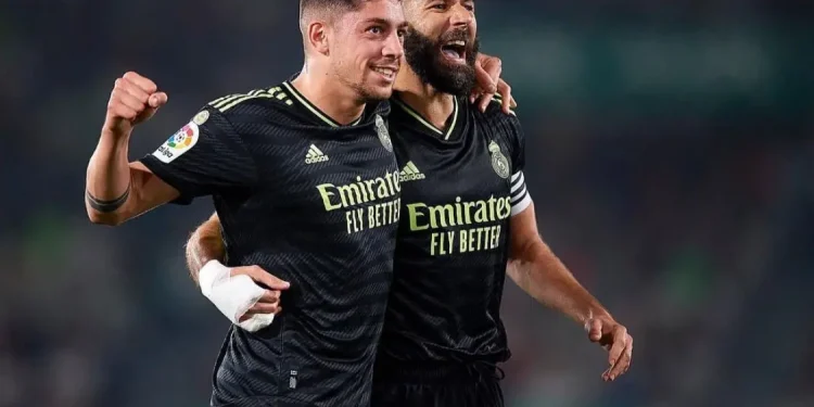 Fede Valverde merayakan golnya bersama dengan Benzema saat laga melawan Elche.