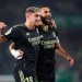 Fede Valverde merayakan golnya bersama dengan Benzema saat laga melawan Elche.