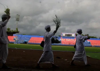 Hindu,Umat Hindu,Tragedi Kanjuruhan - Duka Bersama, Umat Hindu Kirim Doa hingga Sucikan Stadion Kanjuruhan