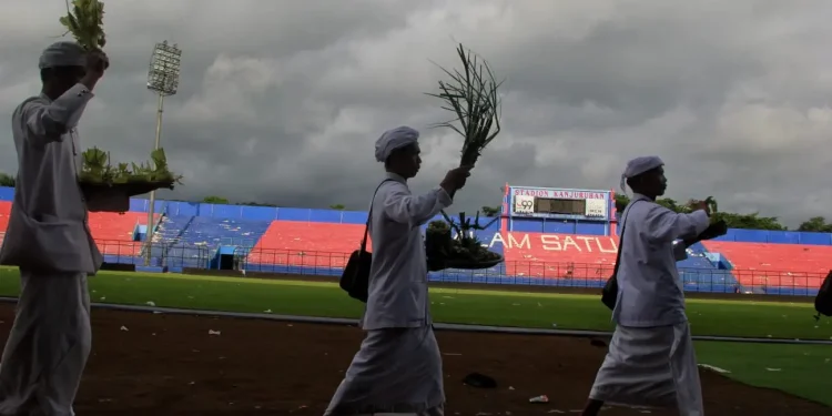 Hindu,Umat Hindu,Tragedi Kanjuruhan - Duka Bersama, Umat Hindu Kirim Doa hingga Sucikan Stadion Kanjuruhan