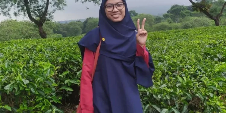 Ectania Yolanda Marseila yang akrab dipanggil Yolanda selalu semangat meski difabel sejak lahir.