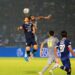 Pemain Arema FC Renshi Yamaguchi berduel dengan pemain Persebaya Surabaya dalam laga lanjutan BRI Liga 1 di Stadion Kanjuruhan, Kabupaten Malang, Minggu (01/10/2022).