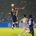 Pemain Arema FC Renshi Yamaguchi berduel dengan pemain Persebaya Surabaya dalam laga lanjutan BRI Liga 1 di Stadion Kanjuruhan, Kabupaten Malang, Minggu (01/10/2022).