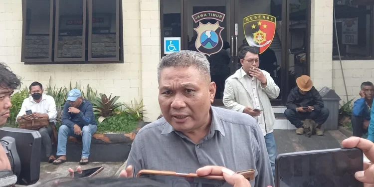 Ketua Tim Advokasi Tragedi Kanjuruhan (Tatak), Imam Hidayat saat memberi keterangan.