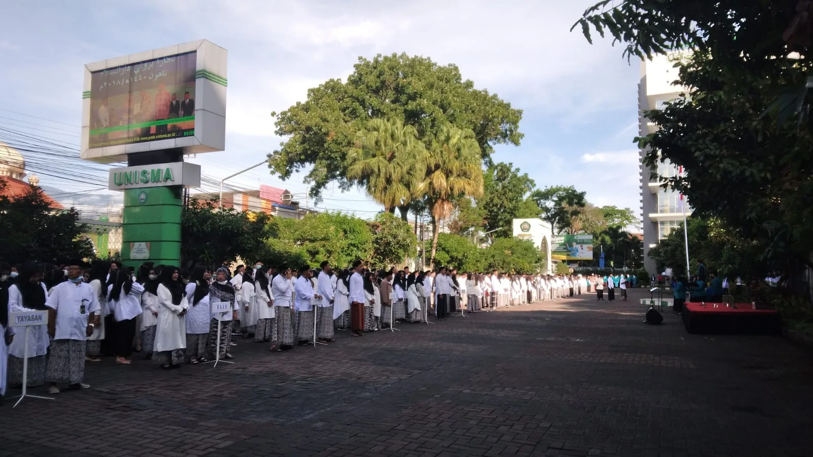 Suasana Apel Hari Santri Nasional 2022 bertajuk "Berdaya Menjaga Martabat Kemanusiaan."