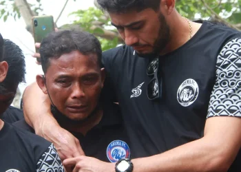 pemain arema fc - Foto : Kesedihan Pemain Arema FC Saat Tabur Bunga dan Doa Bersama