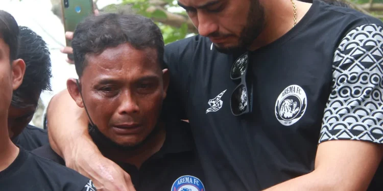 pemain arema fc - Foto : Kesedihan Pemain Arema FC Saat Tabur Bunga dan Doa Bersama