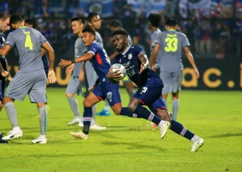 Pesepakbola Arema FC Abel Camara mencetak gol pertama dalam laga lanjutan BRI Liga 1 di Stadion Kanjuruhan, Kabupaten Malang, Minggu (01/10/2022).
