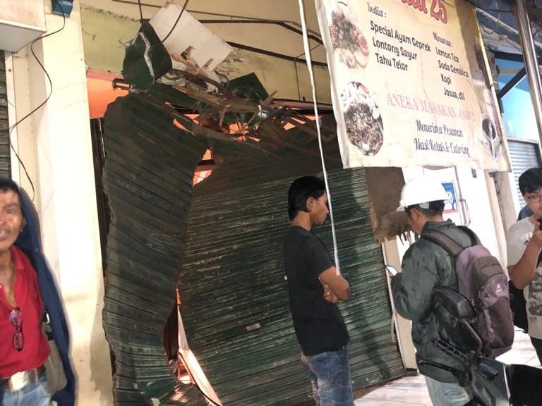 Kondisi kedai yang ditrabrak truk molen di depan kamar mayat RSSA Malang ditutup dengan triplek sementara waktu.