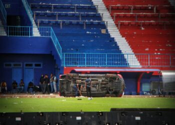 Mobil polisi di stadion Kanjuruhan yang menjai korban tragedi Stadion Kanjuruhan.