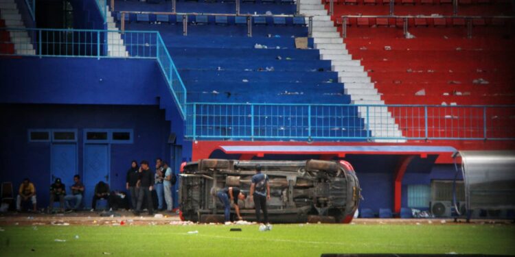 Mobil polisi di stadion Kanjuruhan yang menjai korban tragedi Stadion Kanjuruhan.