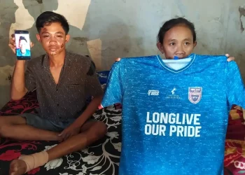 Nur Saguanto bersama ibunya (memegang jersey Arema).
