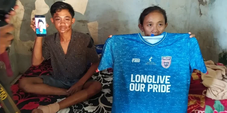 Nur Saguanto bersama ibunya (memegang jersey Arema).