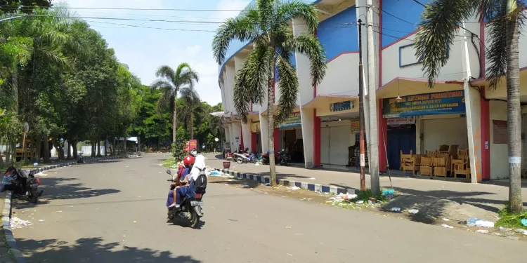 Penelusuran reporter di sekitar pintu gate 3 Stadion Kanjuruhan Malang, Selasa (4/10/2022). Tidak ada sosok penjual dawet, hanya deretan toko mebel.