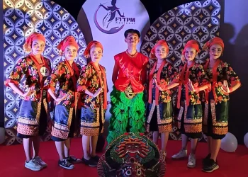 Tim tari SMAN 8 Malang saat akan tampil di FTTPM tahun 2022 Unesa.