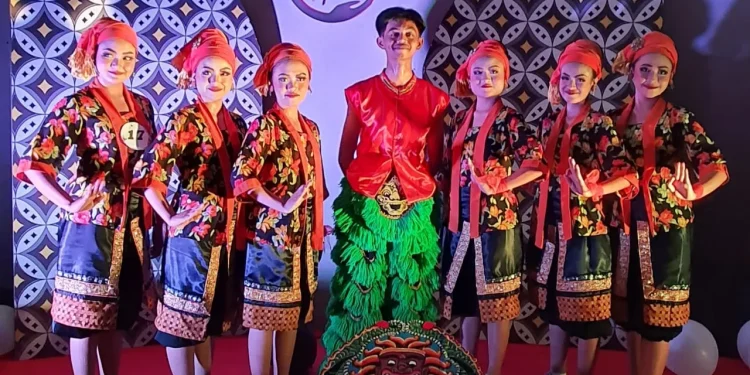 Tim tari SMAN 8 Malang saat akan tampil di FTTPM tahun 2022 Unesa.