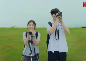  Pemeran utama film 20th Century Girl, Kim Yoojung dan Byun Woonho, yang sedang hangat diperbincangkan.