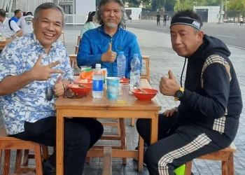 Dr Aqua Dwipayana (kiri) bersama abang kandungnya Ikhsyat Syukur (tengah) saat diskusi sama Bupati Cilacap Tatto Suwarto Pamuji di Kawasan Komplek Gelora Bung Karno Jakarta, Senin (19/9/2022) pagi.