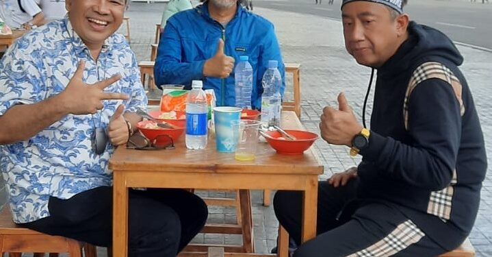 Dr Aqua Dwipayana (kiri) bersama abang kandungnya Ikhsyat Syukur (tengah) saat diskusi sama Bupati Cilacap Tatto Suwarto Pamuji di Kawasan Komplek Gelora Bung Karno Jakarta, Senin (19/9/2022) pagi.