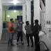Suasana di depan kamar jenazah RS Hasta Brata. Seorang wanita ditemukan tewas dengan kondisi leher tergorok di penginapan Songgoriti, Kamis (6/10/2022).
