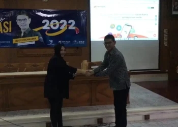 Dari kiri : Kepala Humas STIE Malangkucecwara, Benita Rachmania bersama Human Capital Development PT First State Futures M Rudy Fachrudin.