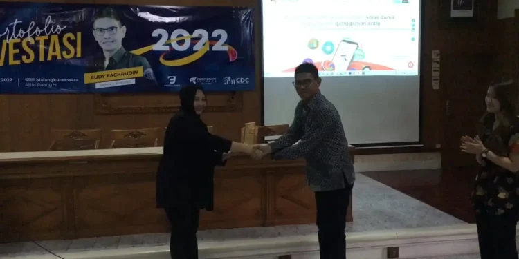 Dari kiri : Kepala Humas STIE Malangkucecwara, Benita Rachmania bersama Human Capital Development PT First State Futures M Rudy Fachrudin.