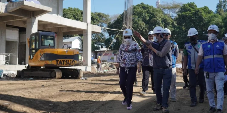 Wali Kota Batu Dewanti Rumpoko saat meninjau Pasar Induk Among Tani yang tengah dibangun.