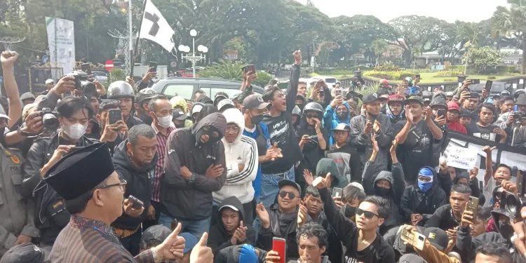 Gelombang kedua aksi Aremania turun ke jalan.