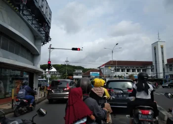 Suasana traffic light di samping toko Avia.