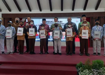 Foto bersama setelah penyerahan beasiswa secara simbolis kepada siswa sekolah swasta di Kabupaten Malang.