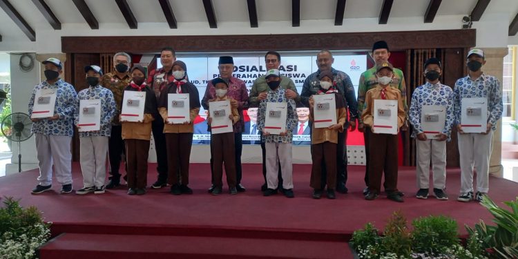 Foto bersama setelah penyerahan beasiswa secara simbolis kepada siswa sekolah swasta di Kabupaten Malang.