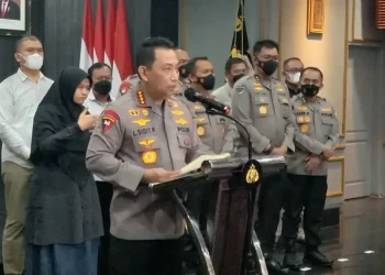 Kapolri Jenderal Listyo Sigit mengungkap penyebab penumpukan suporter dalam tragedi Kanjuruhan.