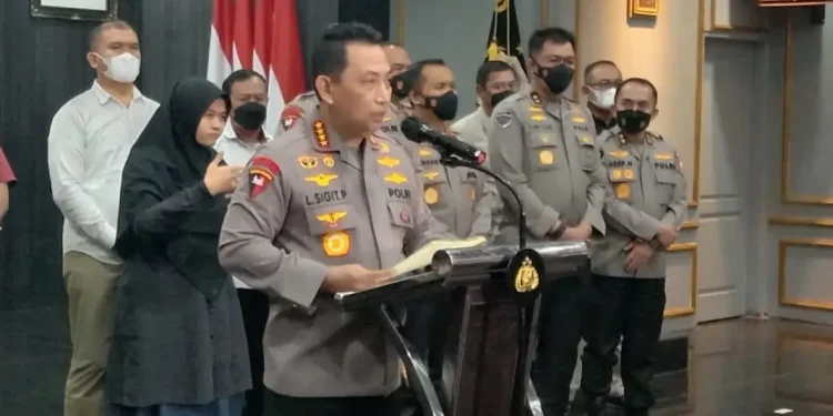 Kapolri Jenderal Listyo Sigit mengungkap penyebab penumpukan suporter dalam tragedi Kanjuruhan.
