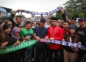 Giring Ganesha bersama jajaran DPW PSI Jatim saat mengirim doa untuk para korban tragedi di Stadion Kanjuruhan, Kamis (6/10/2022).