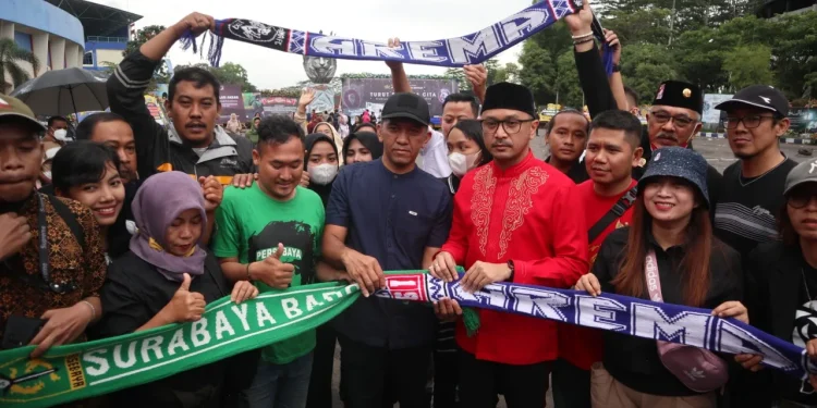 Giring Ganesha bersama jajaran DPW PSI Jatim saat mengirim doa untuk para korban tragedi di Stadion Kanjuruhan, Kamis (6/10/2022).