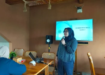 Kegiatan pengabdian untuk membekali alumni sosiologi UM keterampilan mengajar.