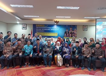 Rektor UIN Malang Prof M Zainuddin MA bersama peserta ICOLESS yang diselenggarakan di Fakultas Syariah UIN Malang bersama UIN Syarif Hidayatullah Jakarta.