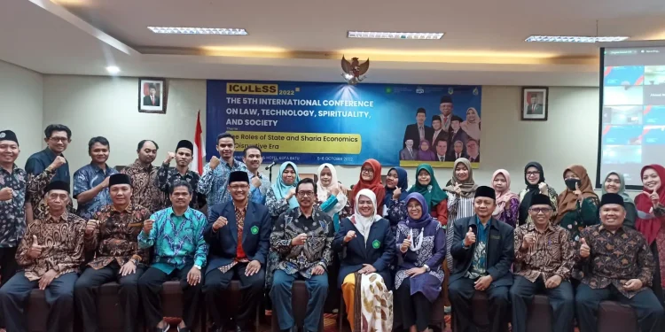 Rektor UIN Malang Prof M Zainuddin MA bersama peserta ICOLESS yang diselenggarakan di Fakultas Syariah UIN Malang bersama UIN Syarif Hidayatullah Jakarta.