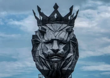 Kepala Singa Tegar yang berada di halaman luar Stadion Kanjuruhan, Malang. Tempat ini menjadi tempat mengekspresikan kesedihan suporter dan warga ketika menabur bunga.