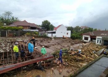 Banjir bandang yang melanda Desa Bulukerto pada 4 Movember 2021 lalu. Banjir terjadi akibat kerusakan pada ekosistem lingkungan di bagian hulu.