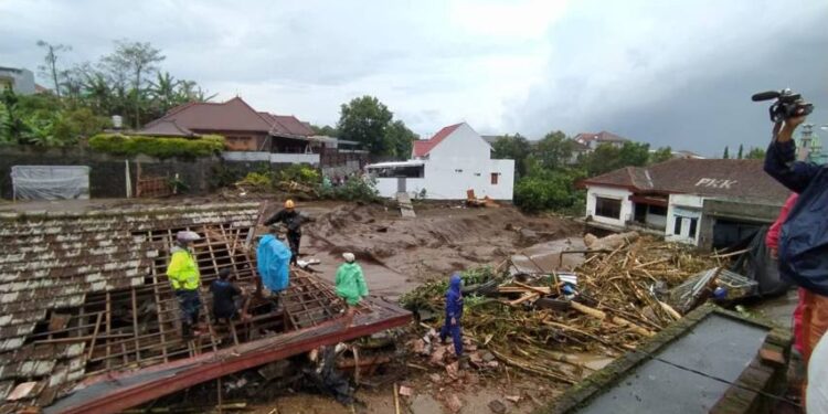 Banjir bandang yang melanda Desa Bulukerto pada 4 Movember 2021 lalu. Banjir terjadi akibat kerusakan pada ekosistem lingkungan di bagian hulu.