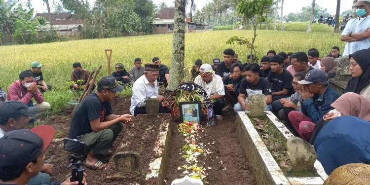 Keluarga dan teman dekat memanjatkan doa untuk korban Tragedi Kanjuruhan.