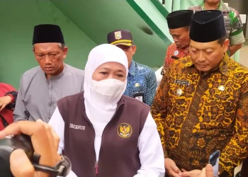 Gubernur Jatim, Khofifah Indar Parawansa, saat bertakziah ke salah satu korban jiwa Tragedi Kanjuruhan, Selasa (4/10/2022).