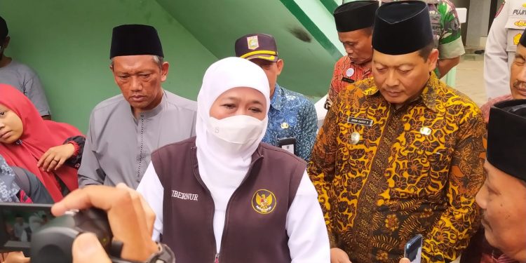 Gubernur Jatim, Khofifah Indar Parawansa, saat bertakziah ke salah satu korban jiwa Tragedi Kanjuruhan, Selasa (4/10/2022).