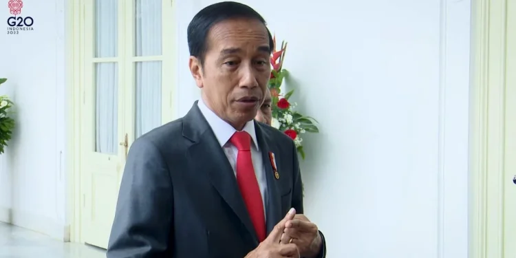 Presiden Joko Widodo saat memberikan keterangan pada pers seusai pertemuan dengan Presiden FIFA Gianni Infantino.
