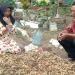 Agus Suhartono meratapi makam menantu dan cucunya yang gugur dalam tragedi Stadion Kanjuruhan.