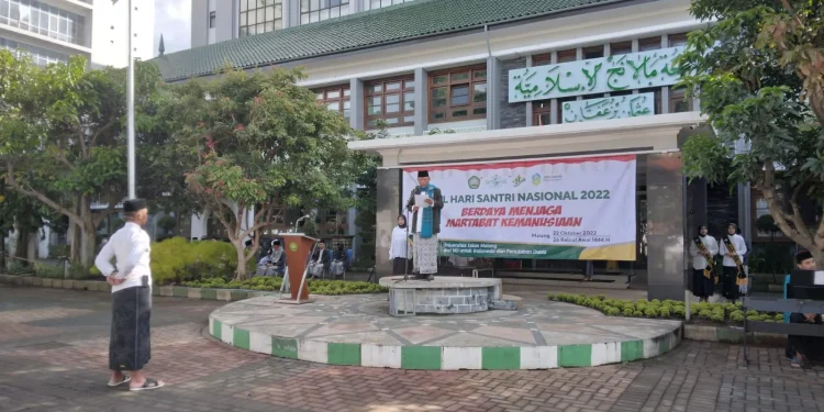 Rektor Unisma Prof Maskuri MSi dalam Apel Hari Santri Nasional 2022 bertajuk "Berdaya Menjaga Martabat Kemanusiaan."