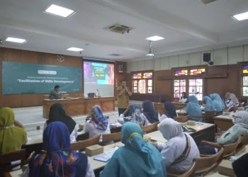 Salah satu narasumber saat tengah memberikan materi literasi keuangan.