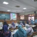 Salah satu narasumber saat tengah memberikan materi literasi keuangan.